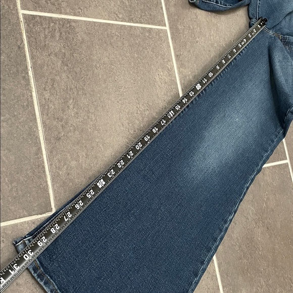 Levi’s Ribcage Bell Jeans size 28X31 - Picture 6 of 13
